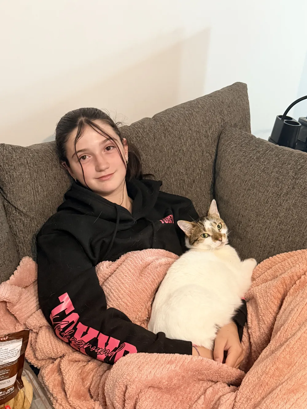 Clara sur le divan avec Coconut dans les bras